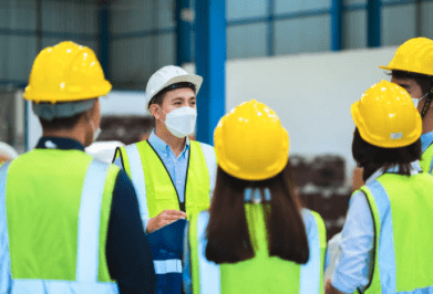 Formation santé et sécurité au travail animée par un formateur auprès de salariés en entreprise