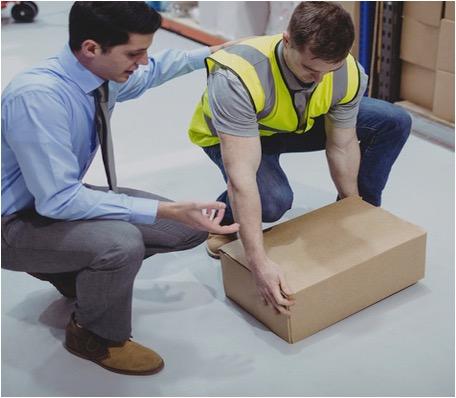 Atelier pratique de gestes et postures pour salariés, visant à améliorer la sécurité en entreprise.