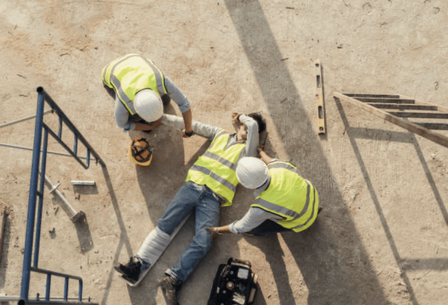 Participants en formation SST en Seine-et-Marne (77), apprenant les gestes de premiers secours et les techniques de prévention des risques professionnels en entreprise.