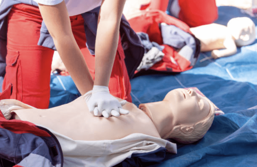 Formation SST en cours en Seine-et-Marne (77), avec des participants en situation d'exercice pratique pour maîtriser les gestes de secours en milieu professionnel.