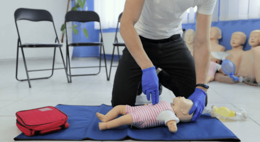 Formation SST en Seine-et-Marne (77) : participants apprenant les gestes de secours en situation d'urgence et la prévention des risques au travail.