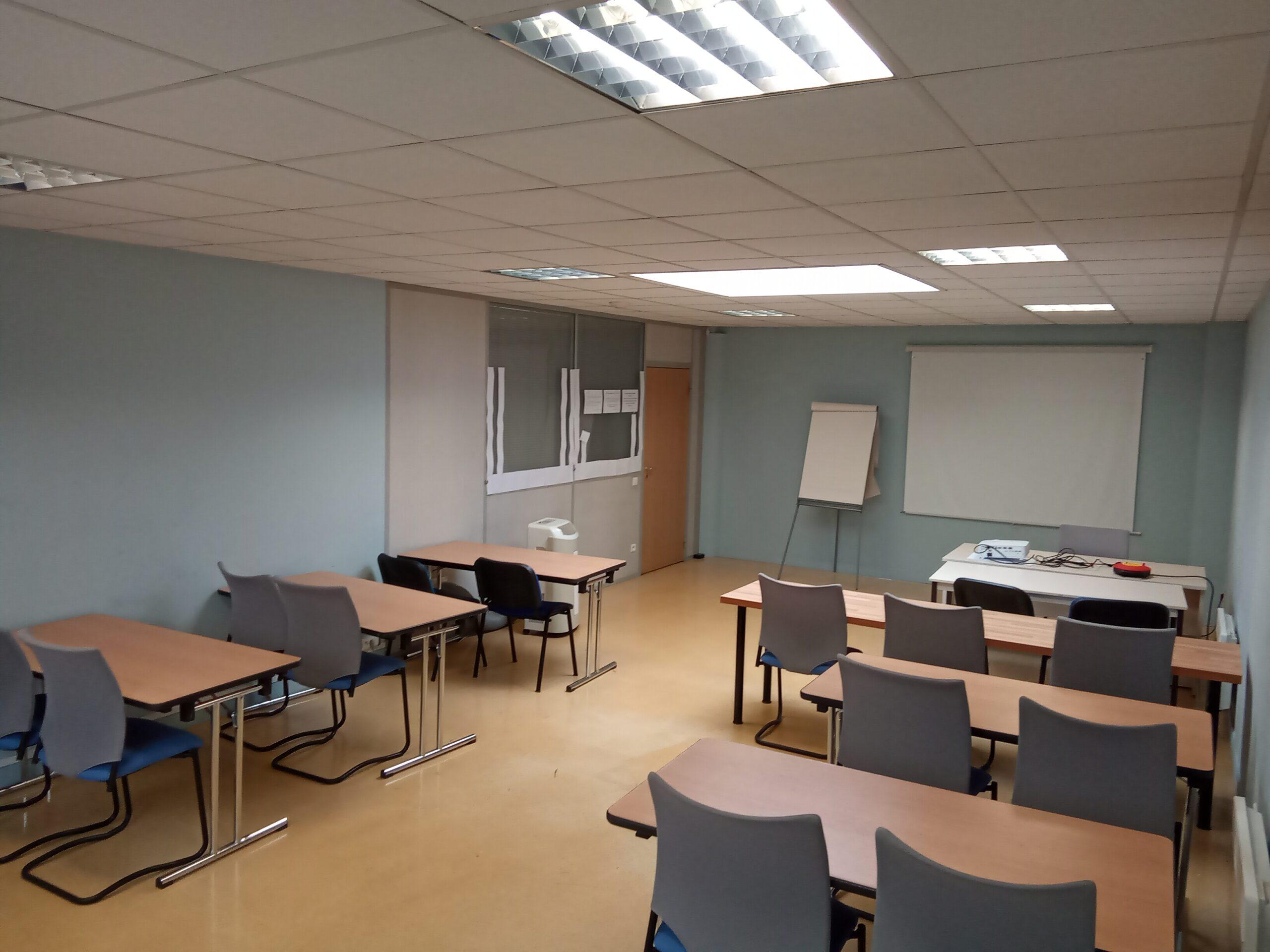 Participants en formation dans une salle moderne à Pontault-Combault (77), proche de l'autoroute A104, idéale pour réunions et formations.
