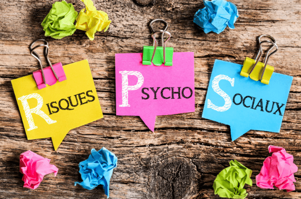 Diapositive projetée présentant les différents types de risques psychosociaux, comme le burn-out, le harcèlement moral et la charge mentale.